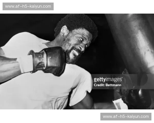 阳光下的粉碎：福尔曼vs弗雷泽，拳击史上最纯粹的力量洗礼